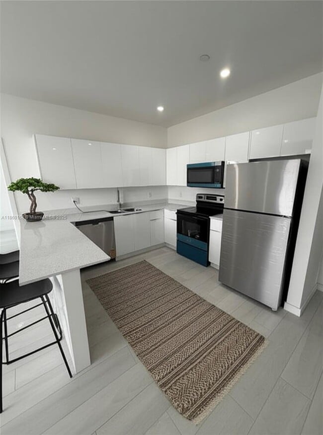 Building Photo - 909 E 24th St Unit 402 Rental