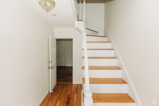 Building Photo - 31 Catherine St Unit 31 Catherine St. 2nd Fl Rental