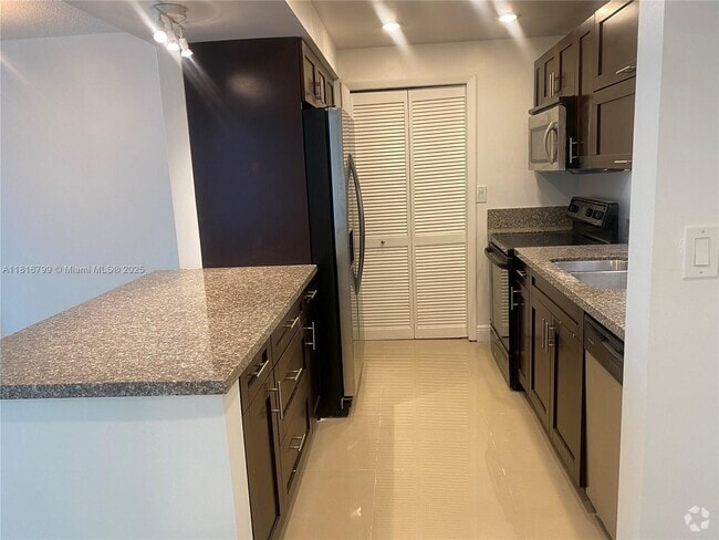 Building Photo - 100 Lakeview Dr Unit 316 Rental