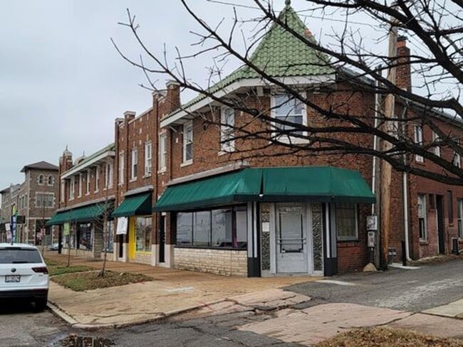 Building Photo - Kingshighway &amp; Lansdowne Apts. Unit 4419 2nd Flr