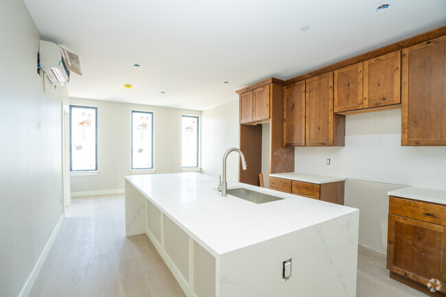 Interior Photo - 400 West Broadway Rental