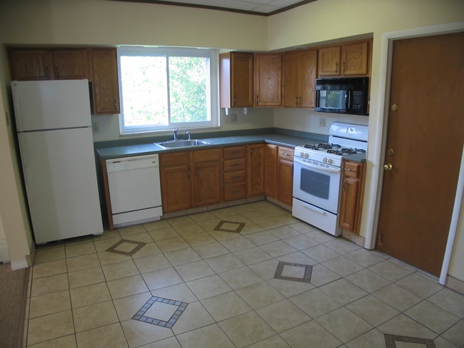 Building Photo - 227 Pawling Ave Rental