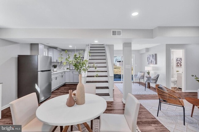 Photo - 1049 Marton St Apartment