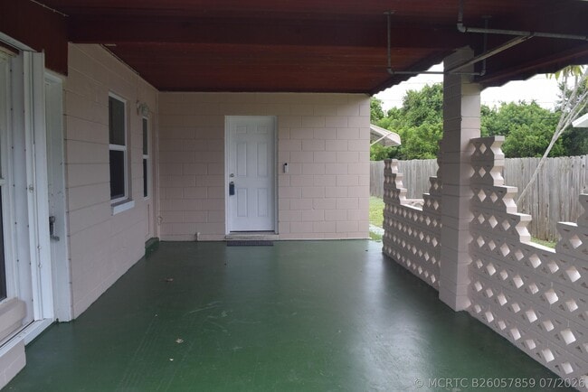 1622 NE Maureen Ct