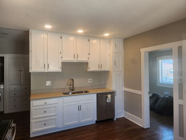 Photo - Bright & Updated 3-Bedroom Upper Unit All Utilities Included! Unit 1477- A