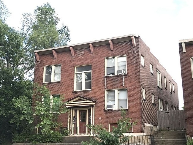 Building Photo - 3700 S Broadway St Unit 2N