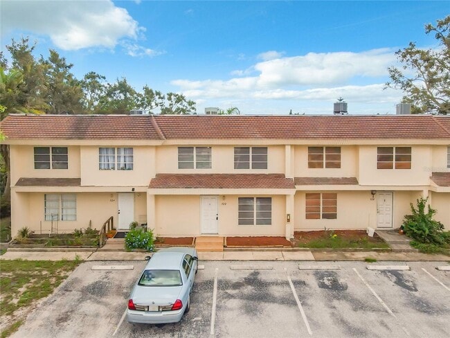 Building Photo - 3 Bedroom, 2.5 Bath home with upgraded kit...
