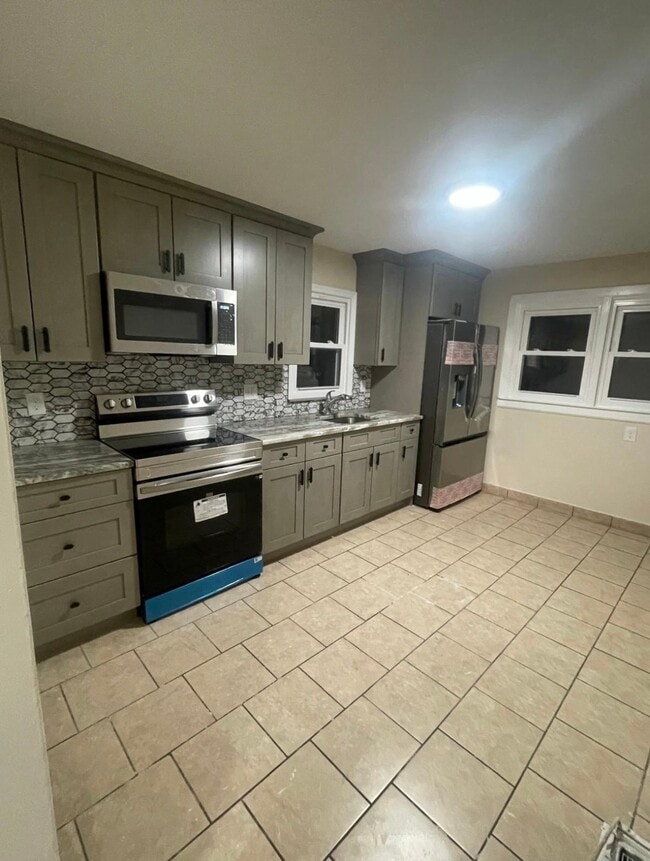 Building Photo - 350 4th St