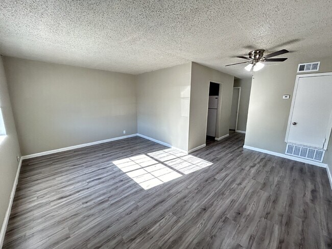 Building Photo - Fourplex one bedroom Unit 2 Rental