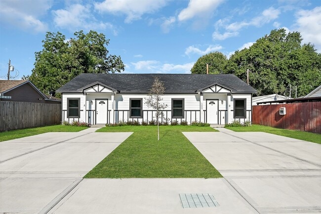 Building Photo - 12009 Meadowgreen St