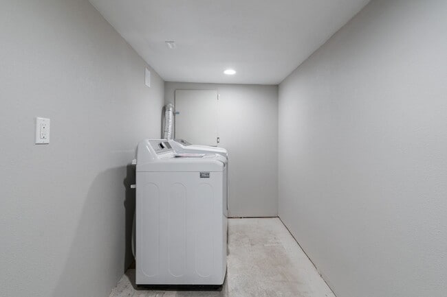 Photo - Updated ADU in Dekum Triangle/ 2/1