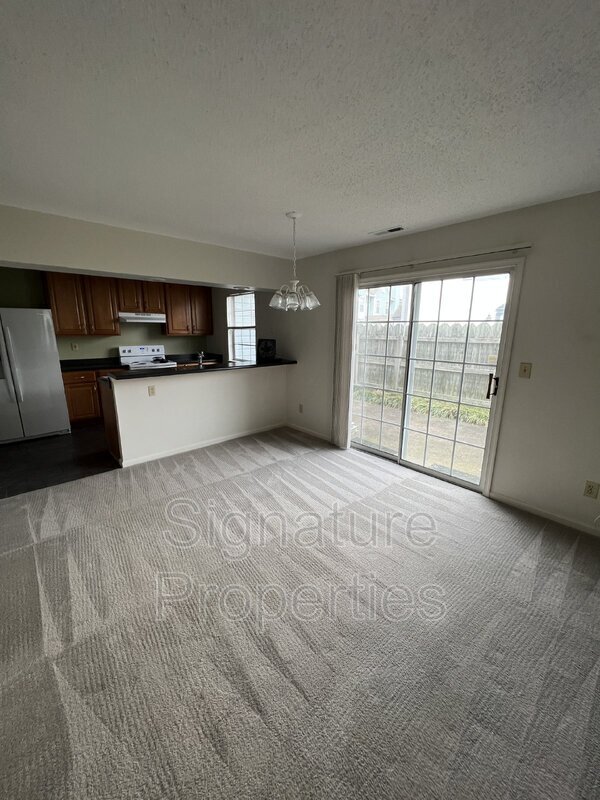 Photo - 735 Ridge Cir