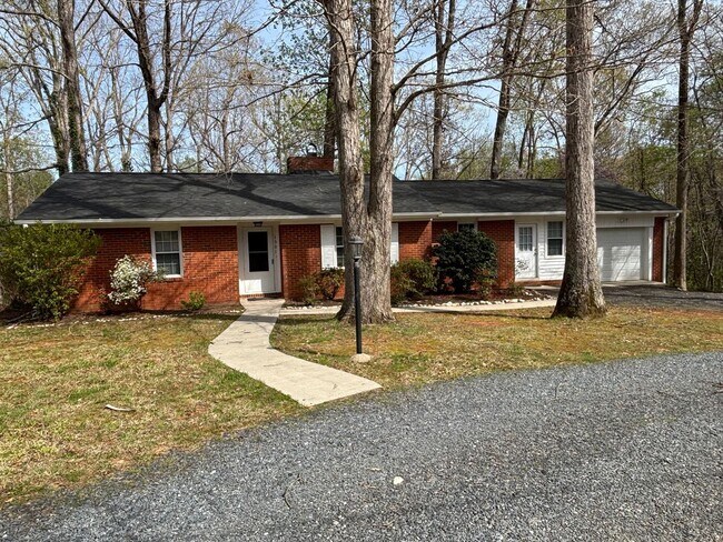 Building Photo - 3 BED, 2 BATH BRICK HOME IN ASHEBORO!
