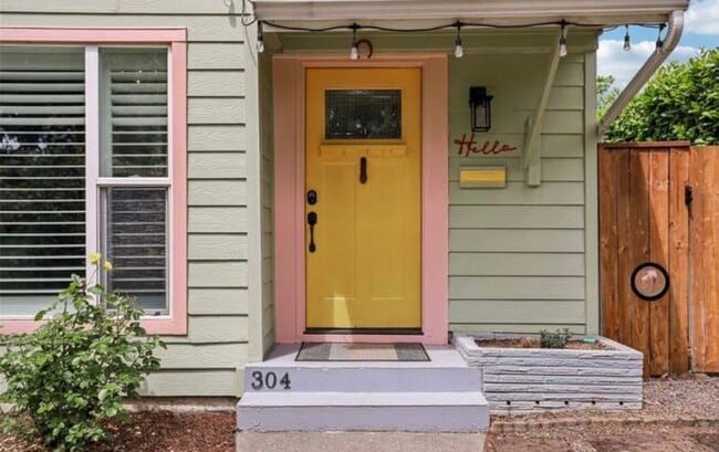 304 W 32nd St