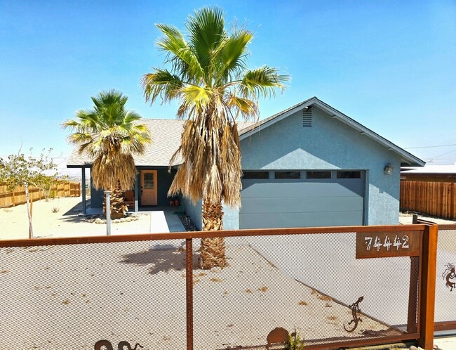 Building Photo - Furnished 3 Bedroom 2 Bathroom Home