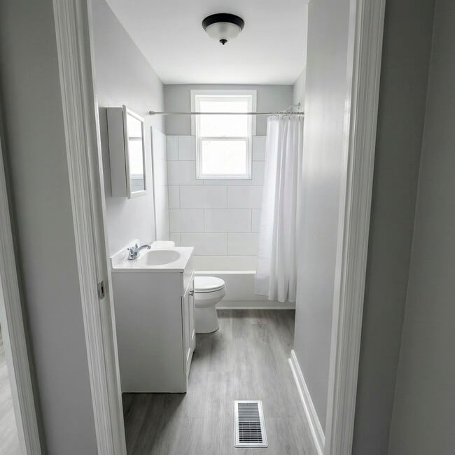 Photo - 841 Lasalle St