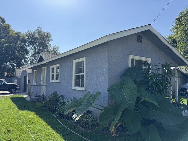 Estacionamiento fuera de la calle - 9932 Beverly St