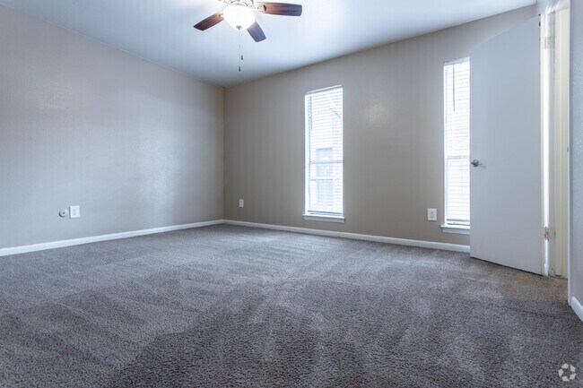 1 BR, 1 BA - 790 SF