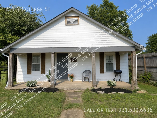 Photo - 211 N College St