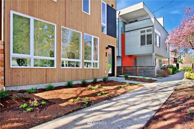 Building Photo - 8553 Interlake Ave N