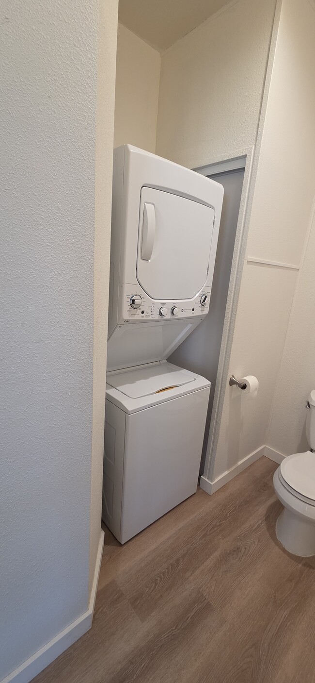 Lavadora y secadora incluidas - 301 Walnut Ln