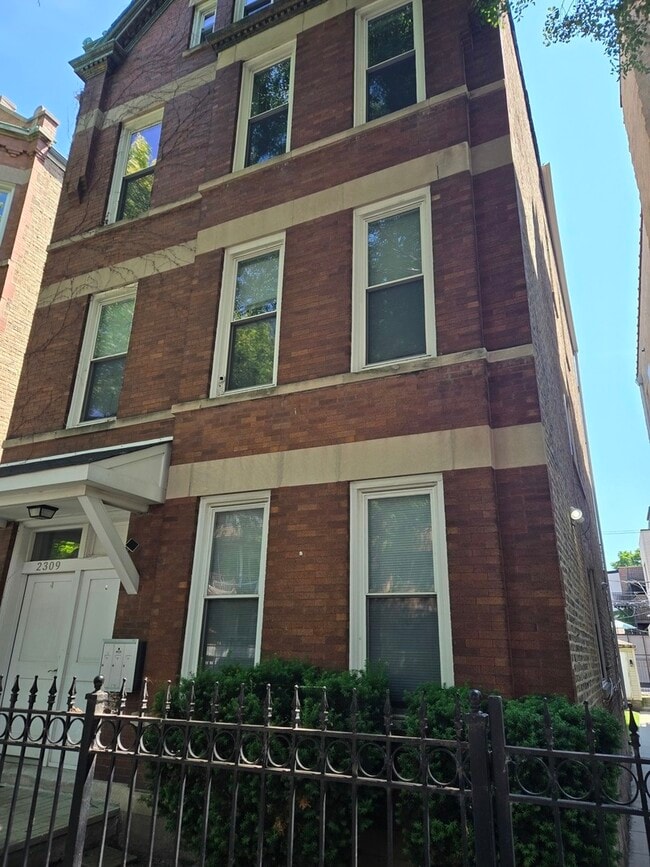 Building Photo - 2309 N Leavitt St Unit 1