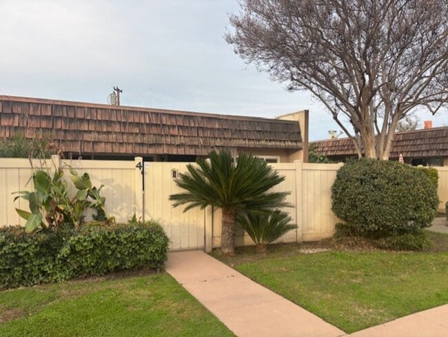 Building Photo - Clean 2 Bedroom / 1 Bathroom Condo Near Stockdale Hwy & Real Rd. Unit 4