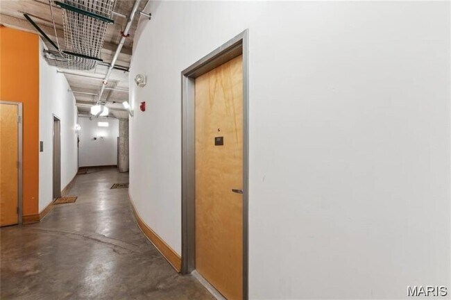 Building Photo - 2201 Locust St Unit 207