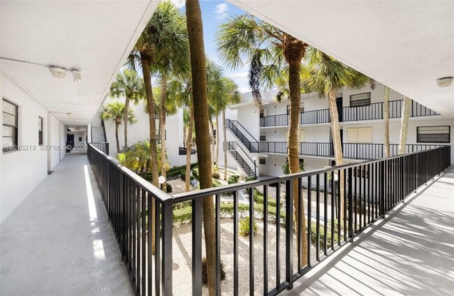 Building Photo - 10825 SW 112th Ave Unit 213