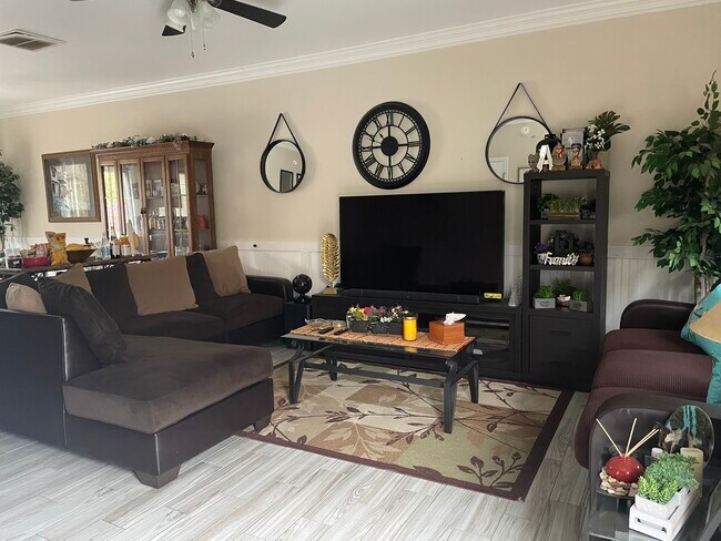 Photo - 1002 Enterprise Dr