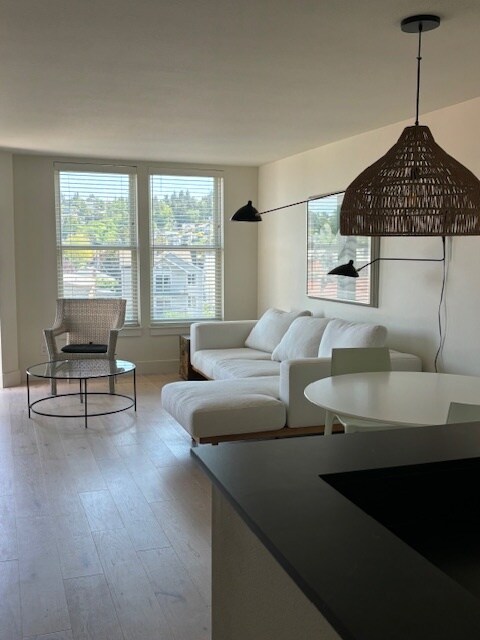 Main room. - 2920 Alki Ave SW Unidad 408