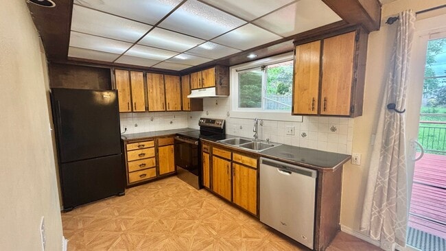Building Photo - 1/2 Month Free - Charming Single-Level Home with Spacious Yard & Easy Portland Access
