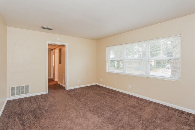 Photo - 7812 Denham Rd E