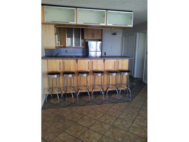 Have a meal or drinks on the 8ft bar. - 1255 Nuuanu Ave Unidad E-1209 Rental