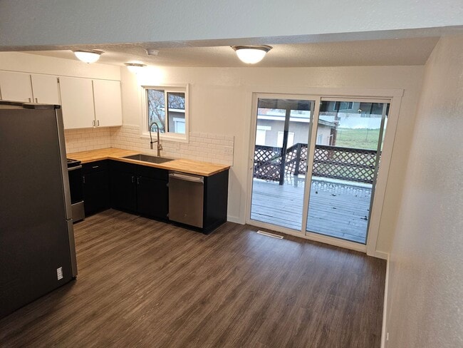 Photo - Beautiful Renovated 4 bedroom home For Ren...