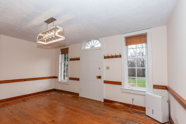 Photo - 562 Smithfield Ln