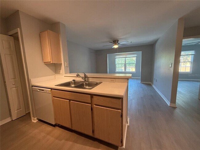 Photo - 5451 Vineland Rd Unidad 207