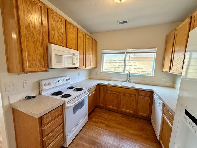 MUST SEE 2 Bed/2 Bath Condo in the Lakeshore at Centerra! - MUST SEE 2 Bed/2 Bath Condo in the Lakeshore at Centerra!