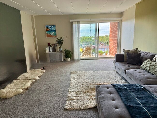 Photo - 16 E Old Willow Rd