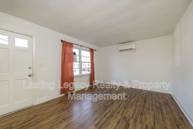 Photo - 238 Bond St