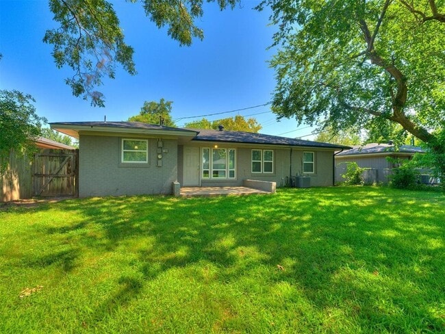 Building Photo - 1800 Melrose Dr