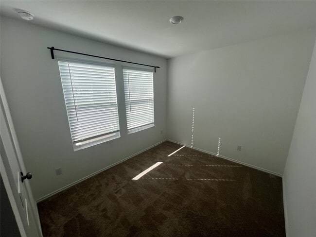 Building Photo - 520 Commander Abbott Dr
