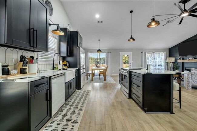 Photo - 6605 Donerail Trail House