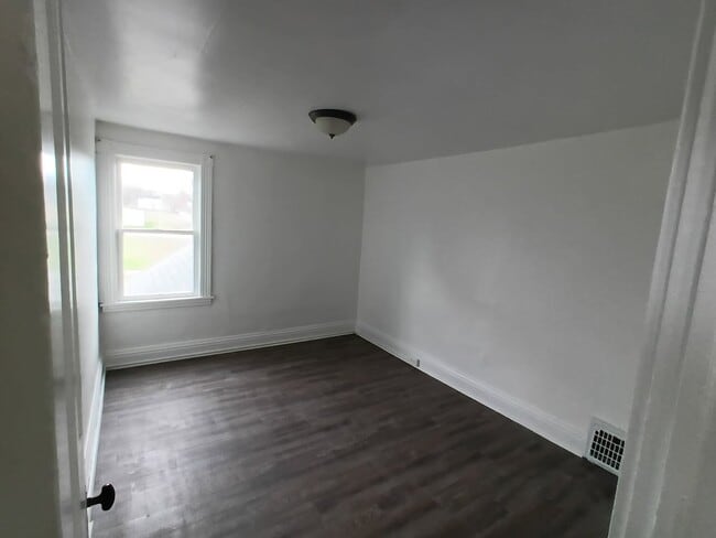 Living - 1005 Hamilton Ave