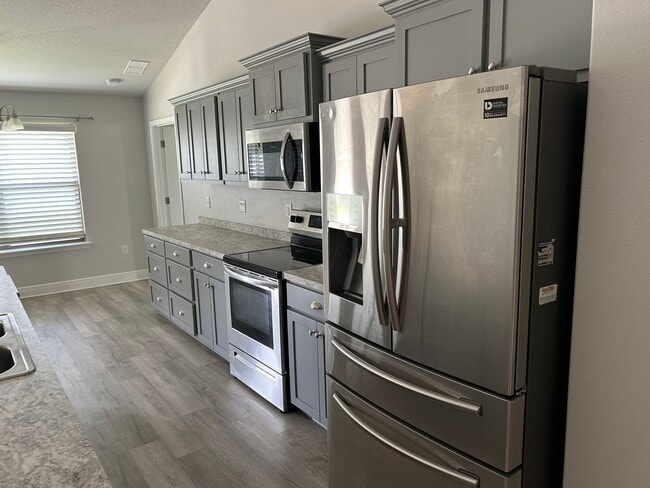 Photo - Easy access to interstate, bases & shopping!