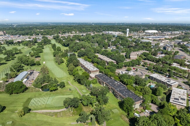 Country Club Manor Apartments