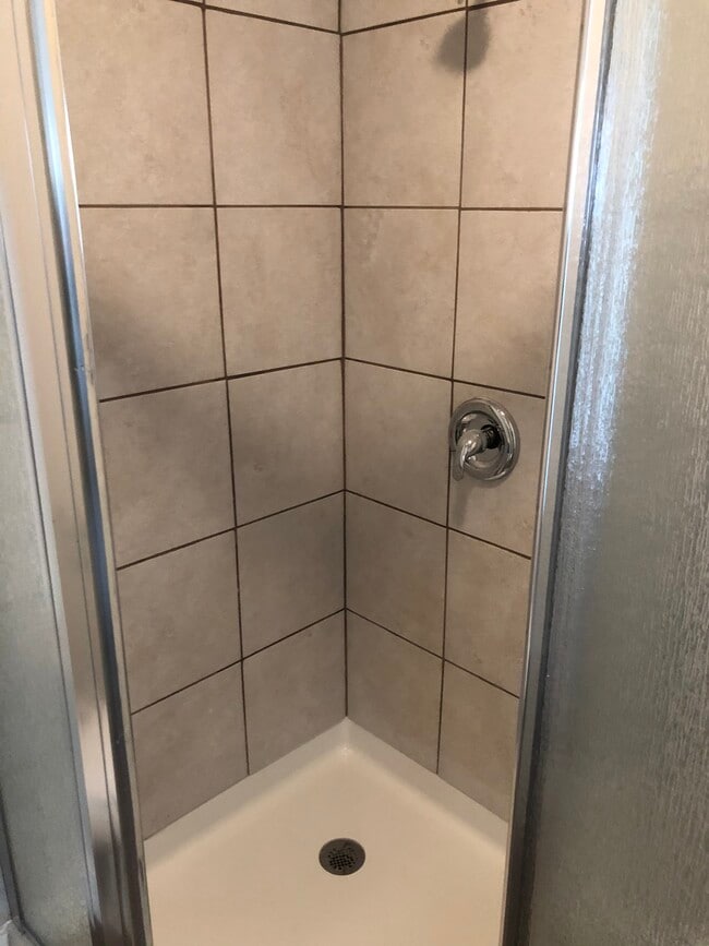 Baño - 620 W Walnut St
