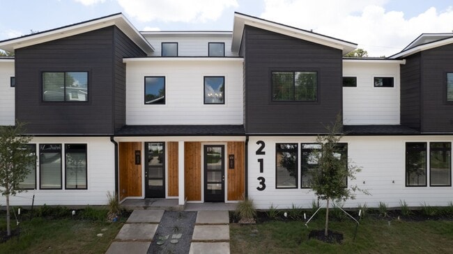 Building Photo - 213 Lynn Dr Unit 213 Lynn Drive #201