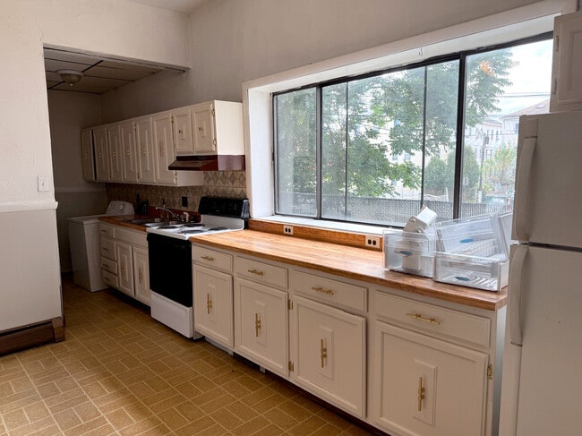 Kitchen counter - 271 Shrewsbury St Unit 1