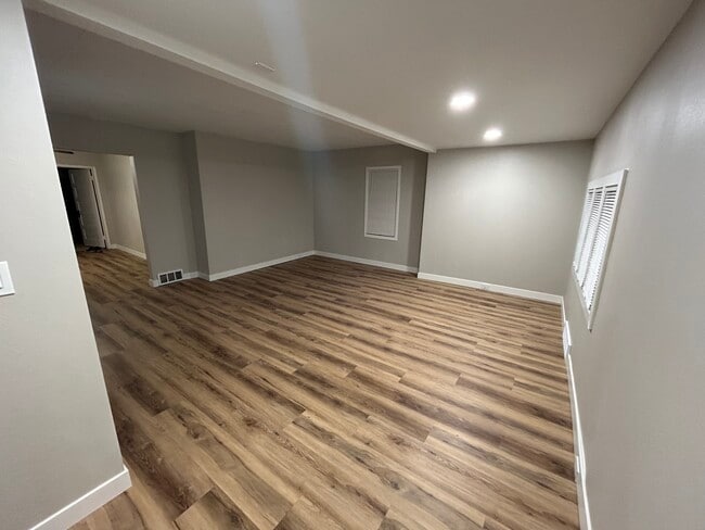 Building Photo - 611 S Hawthorne Ave Unit A